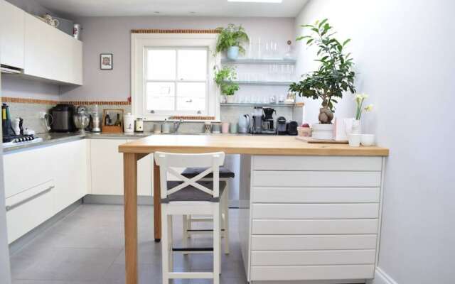 Stunning 2 Bedroom House in Chiswick