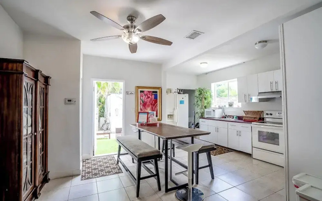 Miami Vacation Home 4 bedroom Parking.