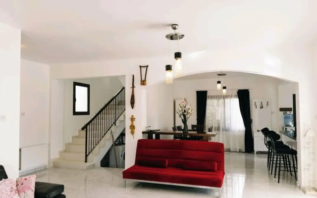 Villa for 9 Guests, Pool, Parking, Walk to Beach