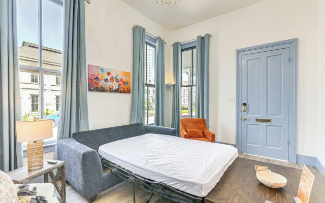 Golden-age Galveston Getaway - Walk to The Strand!