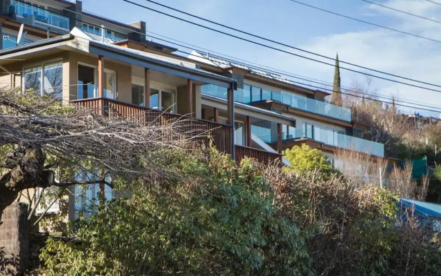 Central Style - 3 Bedroom Townhouse with Lakeview