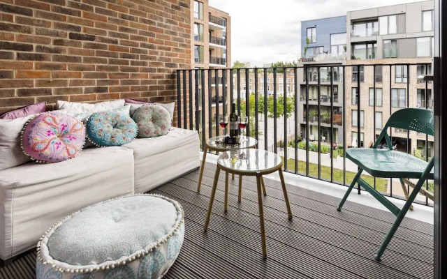 Rosy and Cosy West London Apartment
