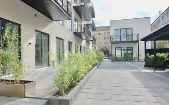Stunning 2-bed w Large Balcony