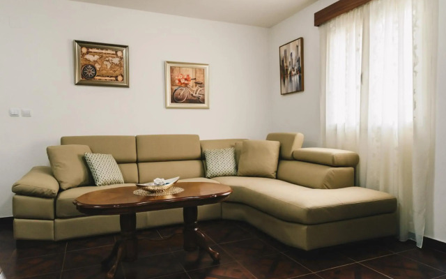 El Mar Apartments