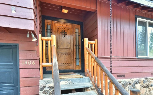 3BR 2BA Heavenly Chalet by RedAwning