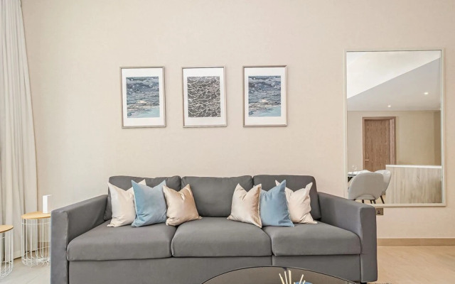 LUX Contemporary Suite Marina View 4