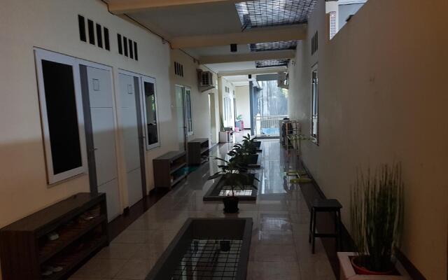 OYO 90188 Rotterdam Kediri Guest House