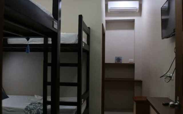 Coron Hostel Express - Adults Only