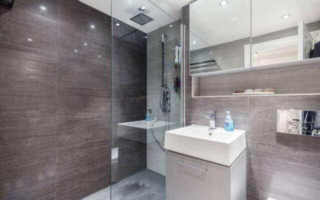 Stylish 2 Bedroom Flat With Large Garden