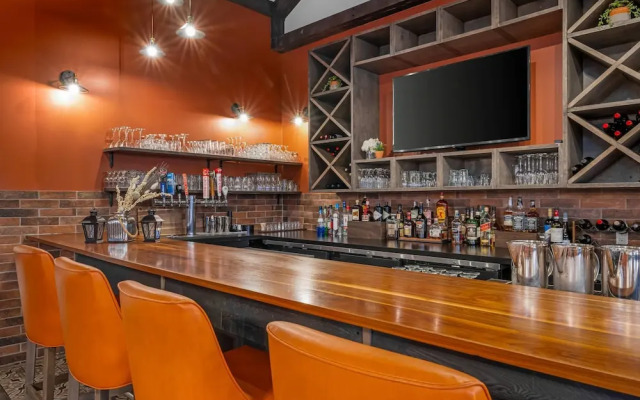 Amsterdam Inn & Suites, an Ascend Collection Hotel