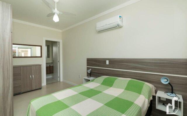 Apartamento com 03 dormitórios meia quadra do mar