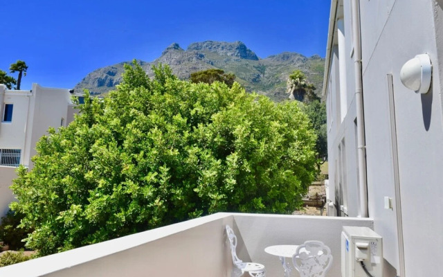 2 Bedroom Apartment Nestled Under Devil's Peak