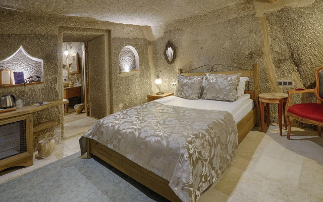 Hera Cave Suites