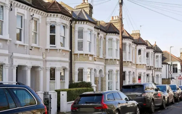 Spacious 4 Bed House, Battersea