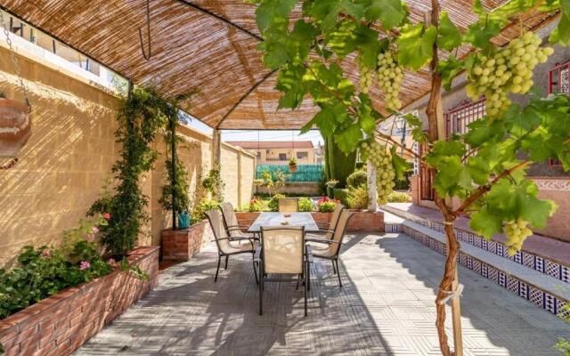 Chalet acogedor con piscina muy cerca de Granada