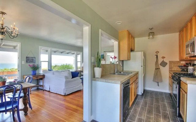 Summerland Ocean View Cottage by RedAwning