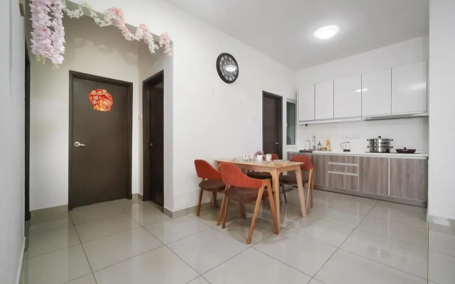 Lovely 2Br Majestic Condo 6 Pax Pool View