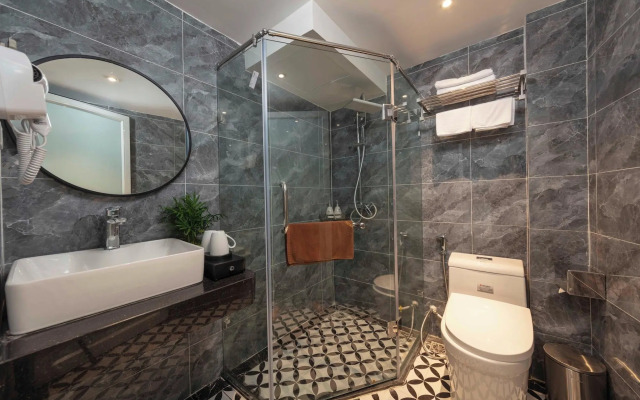 Madelise Central Hotel & Travel