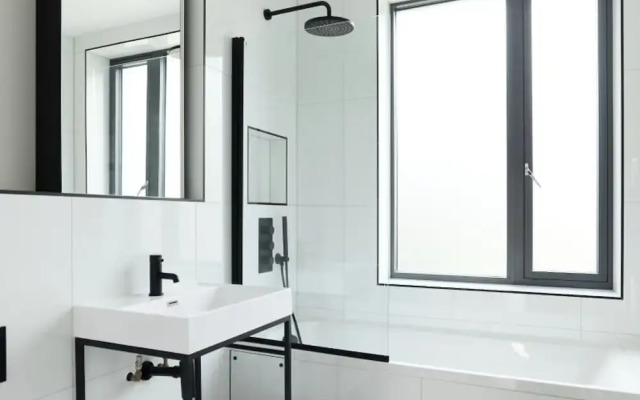 The Brondesbury Hideaway - Stylish 3bdr Flat With Balcony Parking