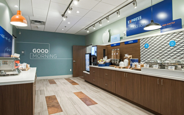Holiday Inn Express & Suites Racine by IHG