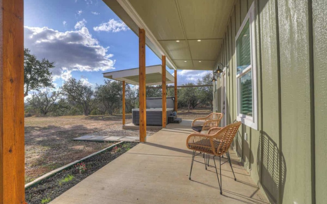 Evergreen Escape W/hot-tub 5 Min to Downtown!