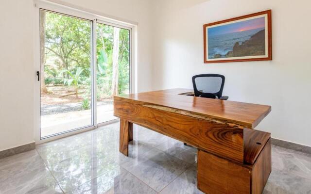 House and Apartment With Private Pool - Walk to Beach