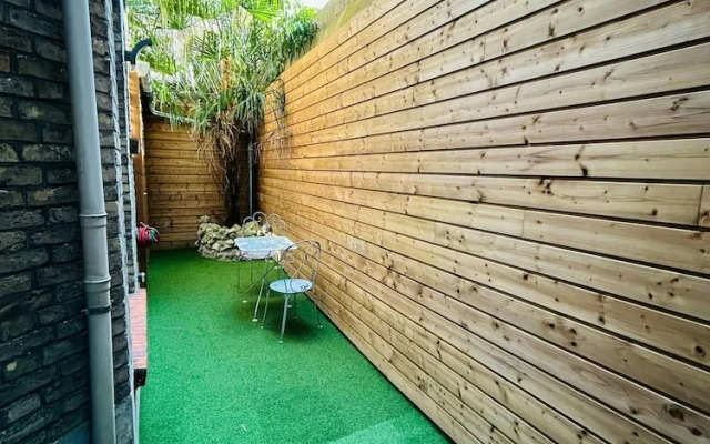 La Cour Barbatre Calme