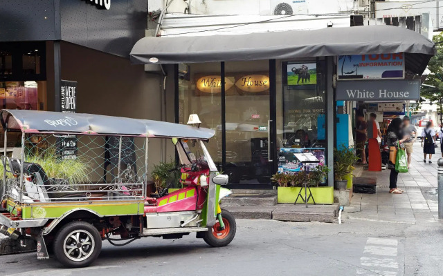 White House Asoke Sukhumvit 18