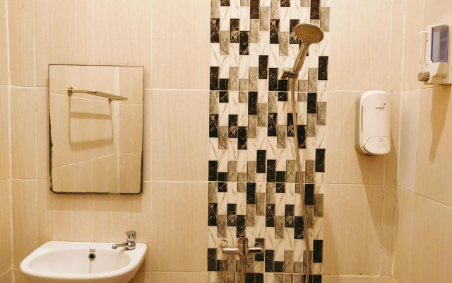 OYO 1957 Riverside Residence