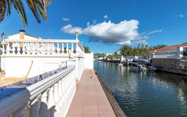 Holiday Home on a Canal With Private Swimming Pool and Mooring