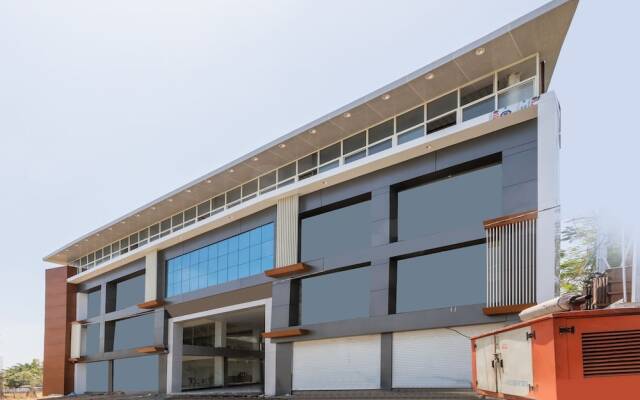 OYO 28247 Hotel SMR Palace