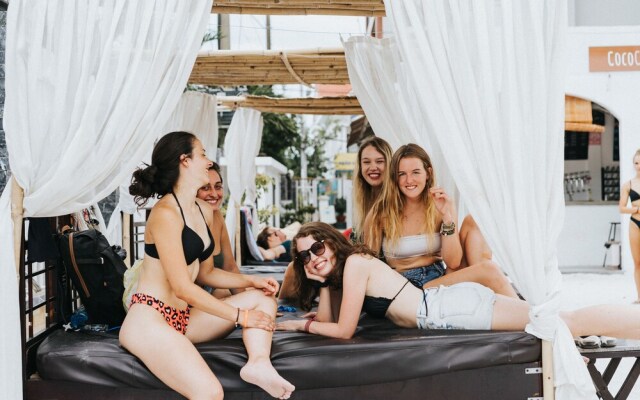 Cococha Hostel  Pool Club Adult Only