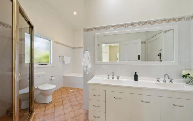 Brokenback Vineyard Luxe Homestead at Oakvale Wines