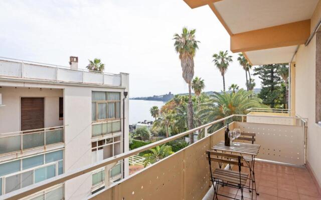 Lungomare Ciclopi Apartments With Balconies And Parking