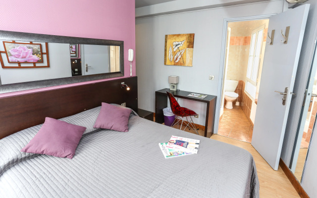 Le Village Montmartre by Hiphophostels