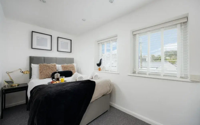 Modern 3 Bed Apartment - Parking