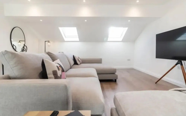NEW Sleek & Stylish 2BD Flat - Heart of Haworth