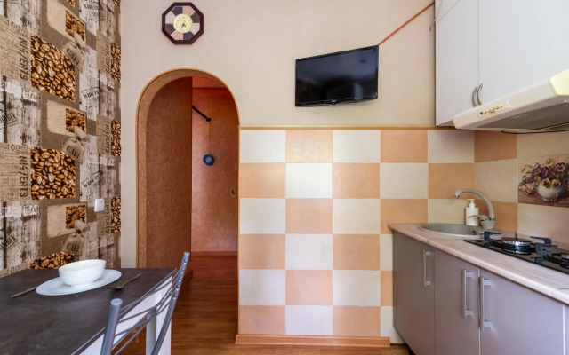 Bon voyage на улице Судакова