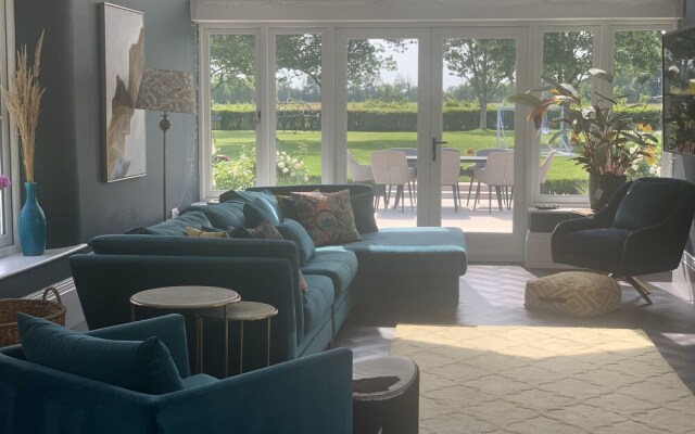 Stylish 5-bed Coach House in Badgworth