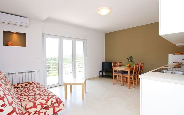 Apartment in Pula With Garden