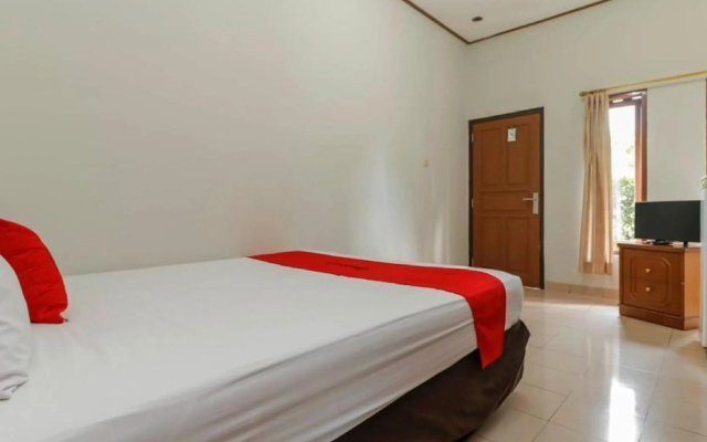 RedDoorz Plus @ Karet Pedurenan 3