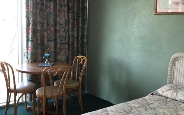 Gold Crest Motel