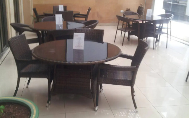 Queen's Suite Hotel