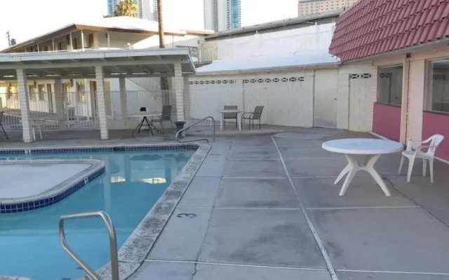 Holiday House Motel