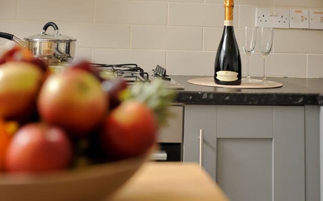 Select Serviced Accommodation - Canal Walk