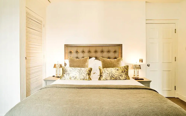 JOIVY Re-Imagined Flat in Georgian Architecture Townhouse