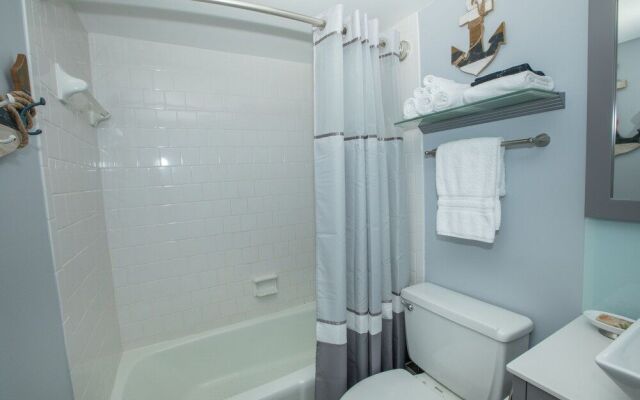 Holiday Surf & Racquet 402 2 Bedroom Condo by RedAwning