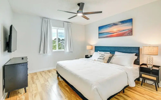 2 Mi to Surfside Beach: Coastal Escape w/ Balcony!