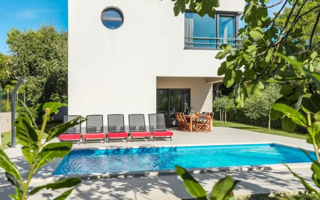 Beautiful Home in Premantura With Wifi and 4 Bedrooms