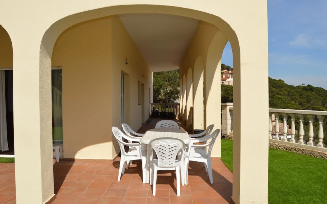 Santa Flora Holiday House